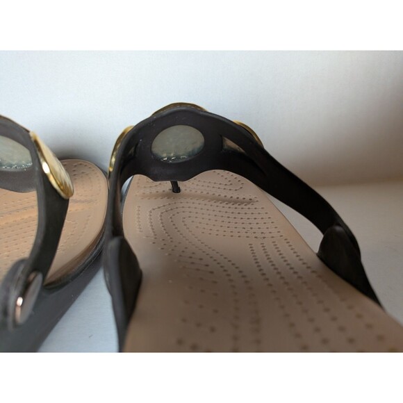 Crocs Sandal Women's 11 Sanrah Brown Gold Embellish Wedge Thong Flip Flops Slide - Picture 12 of 12